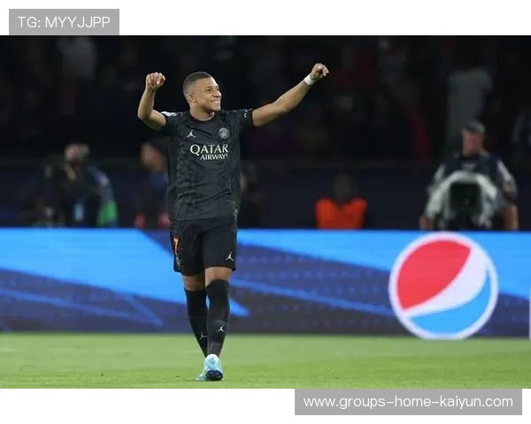 巴黎禁区混战中抓住落点由阿什拉夫补射