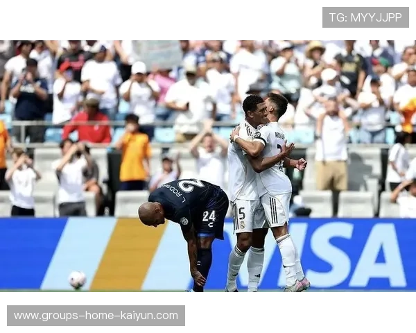 皇马右路传中引发混战并进球——赛场激情的完美呈现