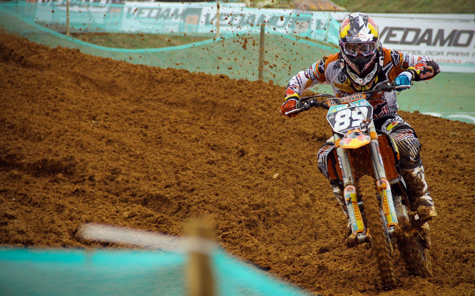 世界杯VAR首次大规模应用 判罚尺度与效率引发广泛讨论